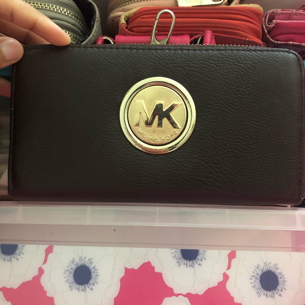 MICHAEL KORS LEATHER ZIP AROUND WALLET